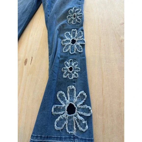 Ashley Mason Premium Daisy Floral Applique Flare Jeans Women's 9/29 Boho Y2K - Picture 3 of 11